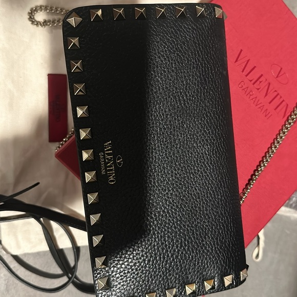 Valentino cross body black in color. Two straps chain and black leather like new - Picture 2 of 6